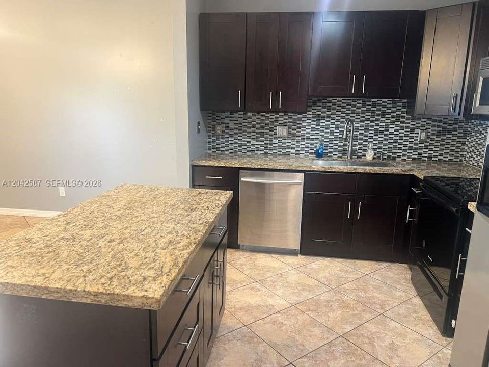 В аренду: $2,800 (2 спален, 2 ванн, 1313 Квадратных фут)