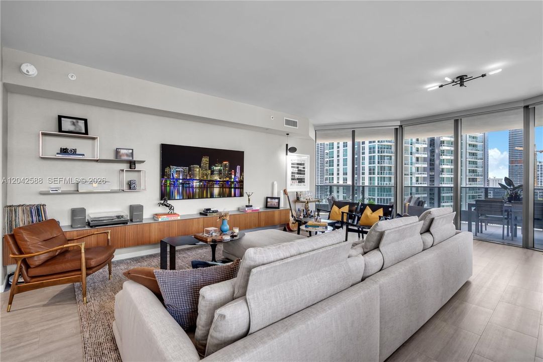 For Sale: $2,790,000 (3 beds, 3 baths, 1909 Square Feet)