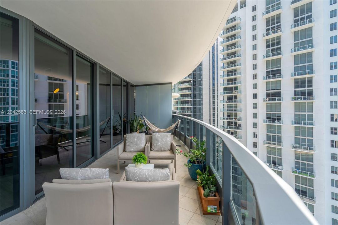For Sale: $2,790,000 (3 beds, 3 baths, 1909 Square Feet)