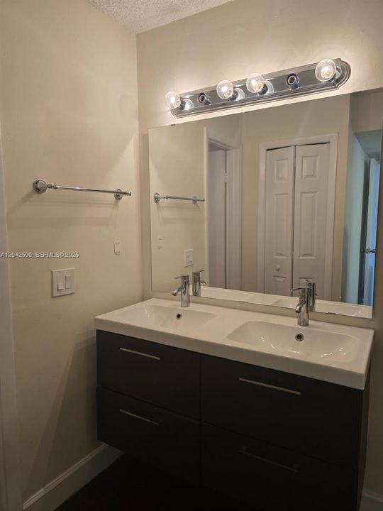 En Venta: $330,000 (2 camas, 2 baños, 1220 Pies cuadrados)