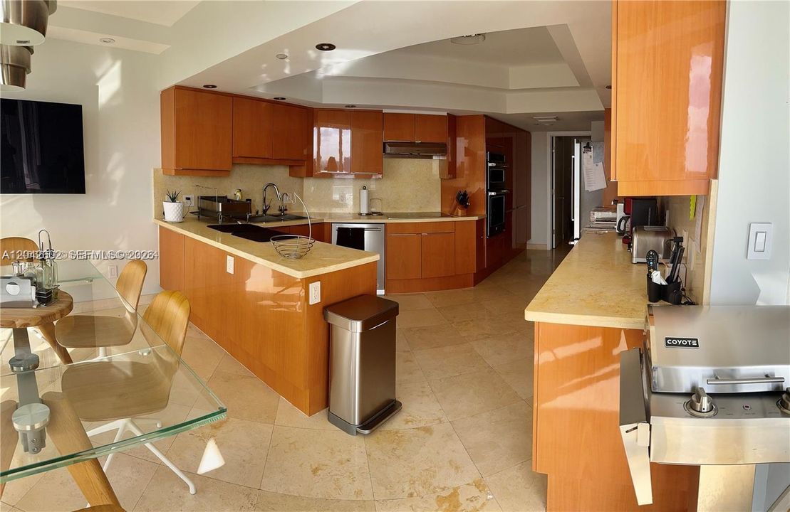 В аренду: $13,500 (2 спален, 2 ванн, 2730 Квадратных фут)