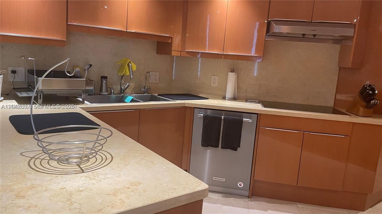 В аренду: $13,500 (2 спален, 2 ванн, 2730 Квадратных фут)