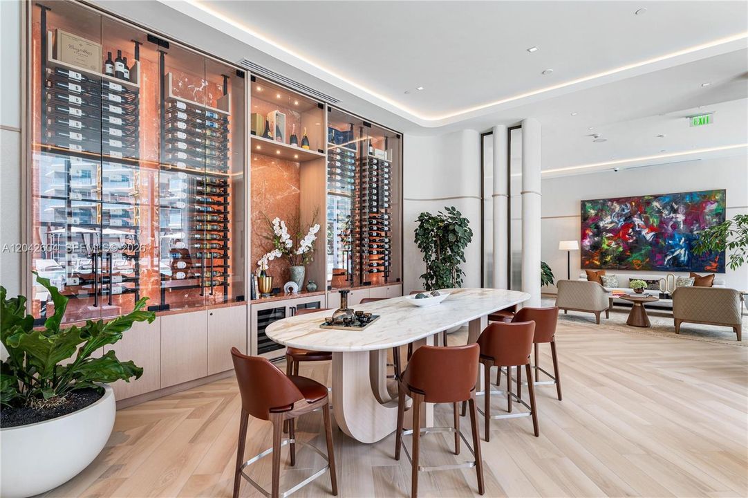 В аренду: $9,900 (2 спален, 0 ванн, 1217 Квадратных фут)