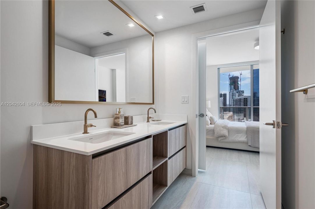 В аренду: $9,900 (2 спален, 0 ванн, 1217 Квадратных фут)