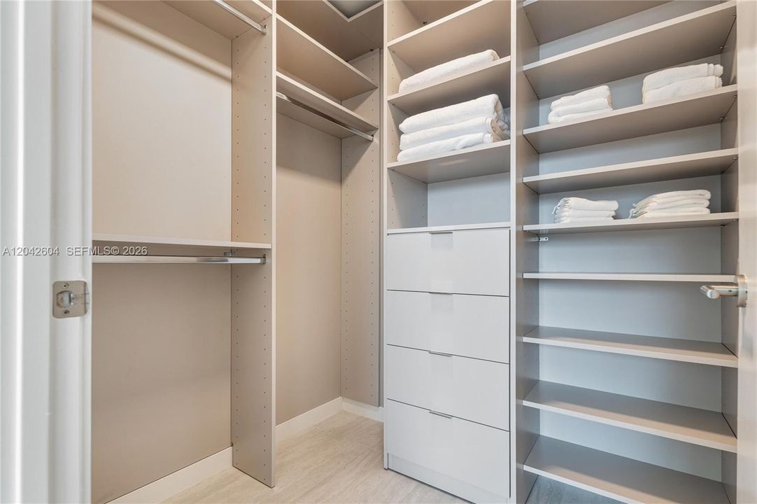 В аренду: $9,900 (2 спален, 0 ванн, 1217 Квадратных фут)