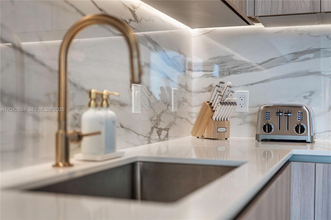В аренду: $9,900 (2 спален, 0 ванн, 1217 Квадратных фут)