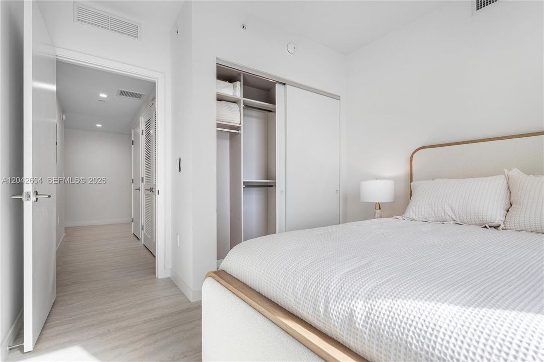 В аренду: $9,900 (2 спален, 0 ванн, 1217 Квадратных фут)