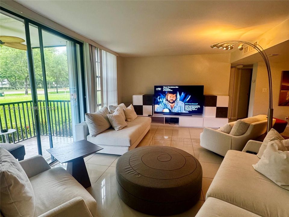 В аренду: $3,100 (2 спален, 2 ванн, 1081 Квадратных фут)