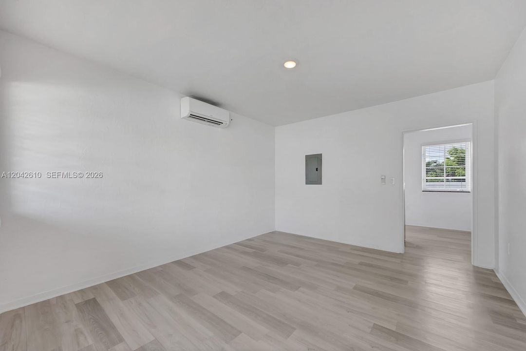 For Rent: $2,100 (1 beds, 1 baths, 4554 Square Feet)
