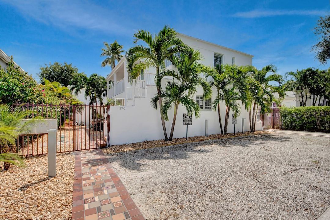 For Rent: $2,100 (1 beds, 1 baths, 4554 Square Feet)