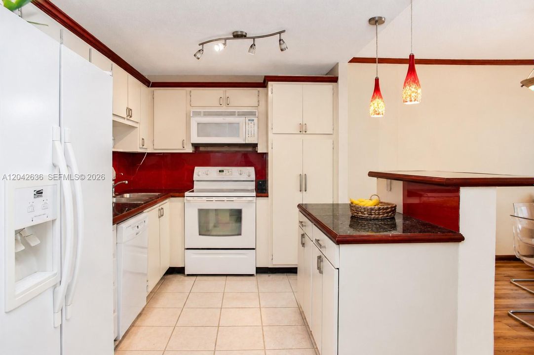 For Rent: $2,300 (1 beds, 1 baths, 1000 Square Feet)