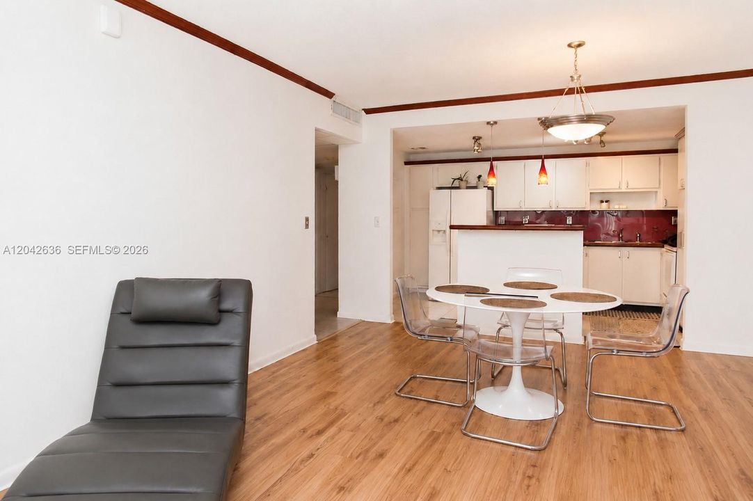 For Rent: $2,300 (1 beds, 1 baths, 1000 Square Feet)