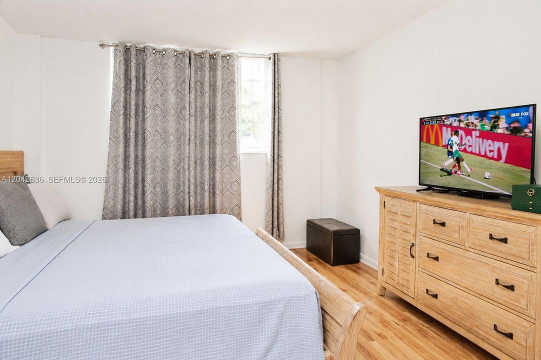 For Rent: $2,300 (1 beds, 1 baths, 1000 Square Feet)