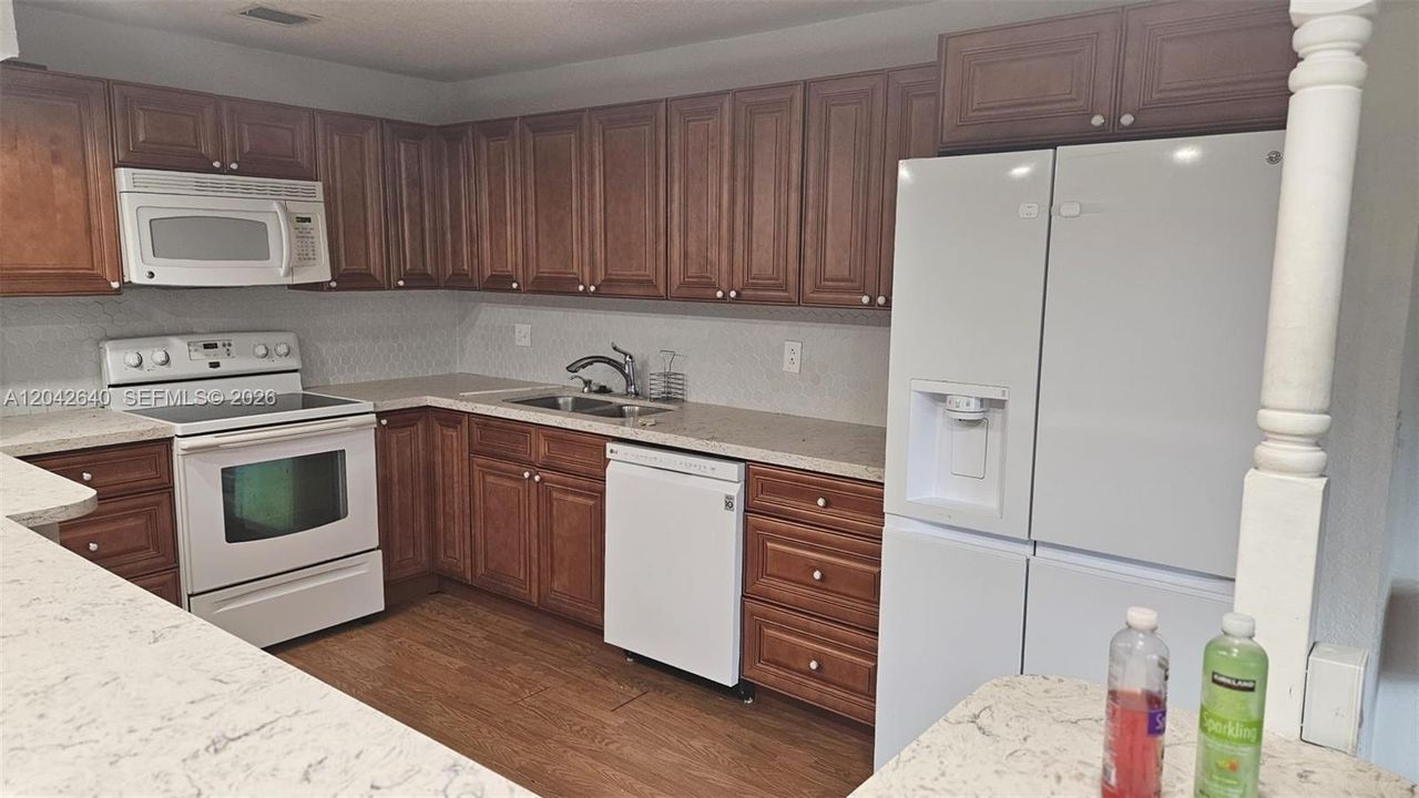 В аренду: $2,200 (1 спален, 2 ванн, 1046 Квадратных фут)