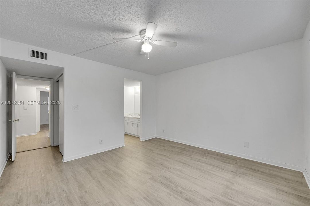В аренду: $1,700 (2 спален, 2 ванн, 990 Квадратных фут)