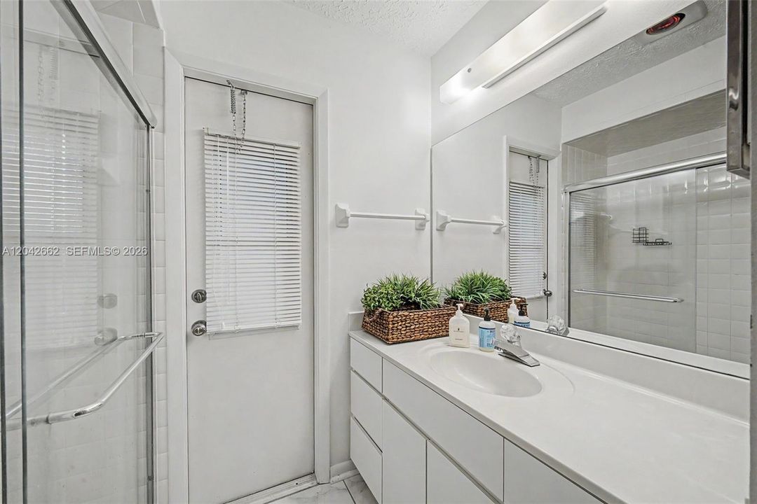 На продажу: $295,000 (3 спален, 2 ванн, 1718 Квадратных фут)