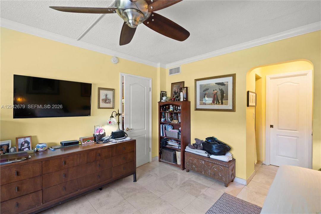 For Sale: $174,900 (1 beds, 1 baths, 768 Square Feet)