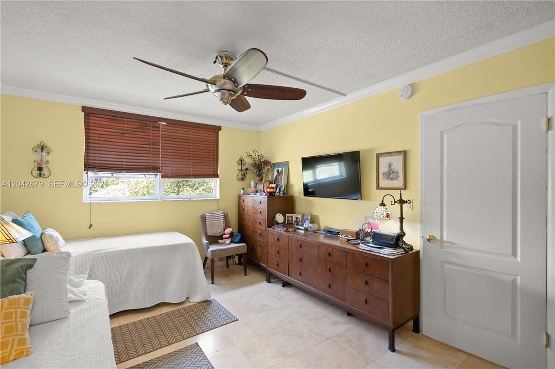 For Sale: $174,900 (1 beds, 1 baths, 768 Square Feet)