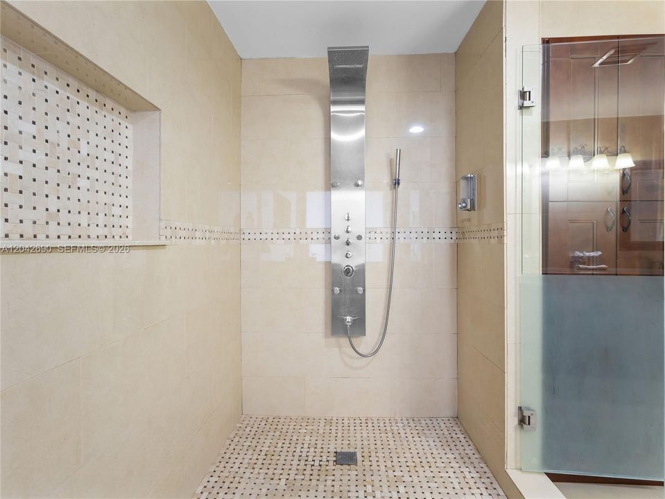 En Venta: $870,000 (4 camas, 3 baños, 2696 Pies cuadrados)