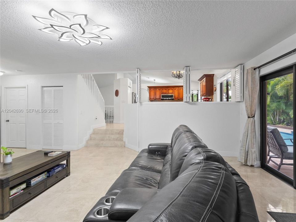 En Venta: $870,000 (4 camas, 3 baños, 2696 Pies cuadrados)