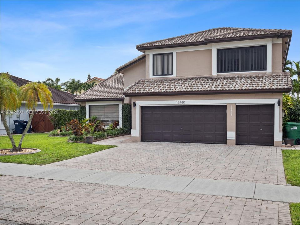 En Venta: $870,000 (4 camas, 3 baños, 2696 Pies cuadrados)