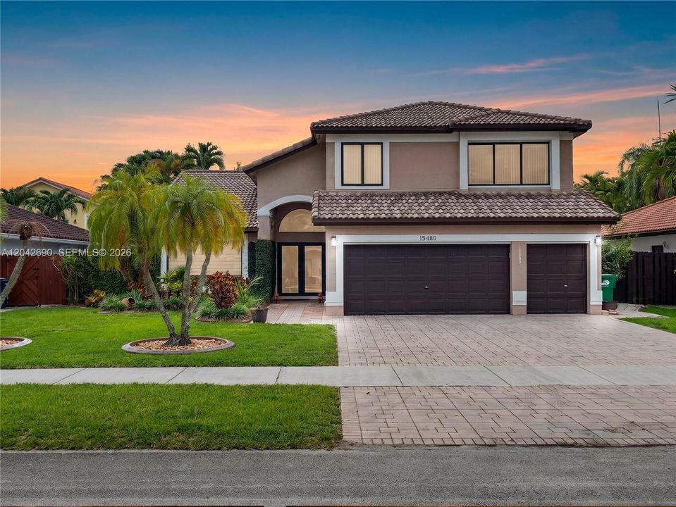 En Venta: $870,000 (4 camas, 3 baños, 2696 Pies cuadrados)