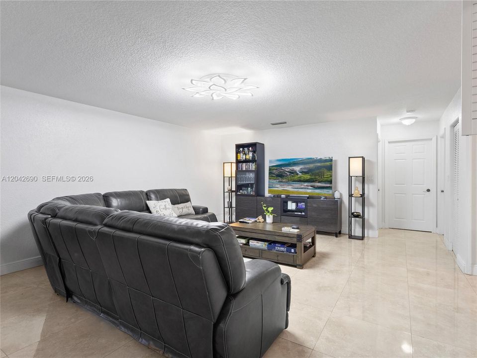 En Venta: $870,000 (4 camas, 3 baños, 2696 Pies cuadrados)