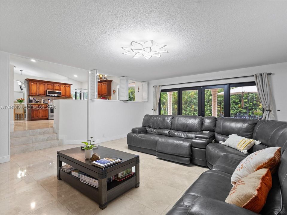 En Venta: $870,000 (4 camas, 3 baños, 2696 Pies cuadrados)