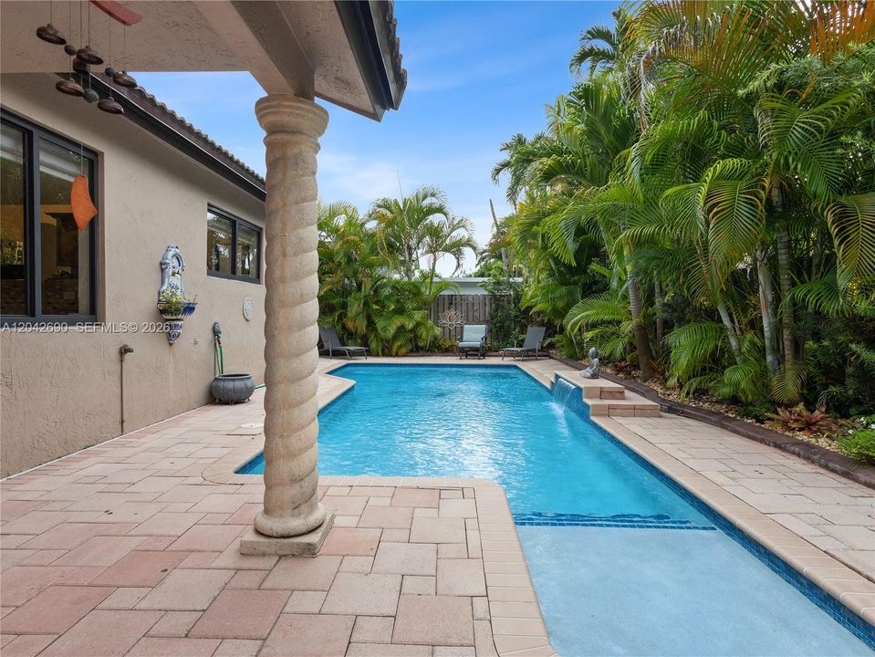 En Venta: $870,000 (4 camas, 3 baños, 2696 Pies cuadrados)