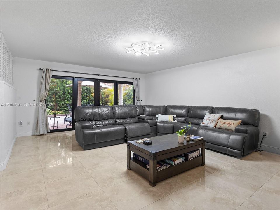 En Venta: $870,000 (4 camas, 3 baños, 2696 Pies cuadrados)