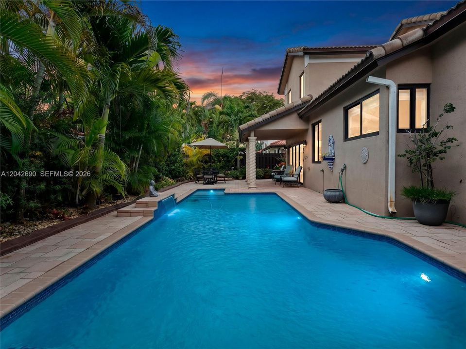 En Venta: $870,000 (4 camas, 3 baños, 2696 Pies cuadrados)