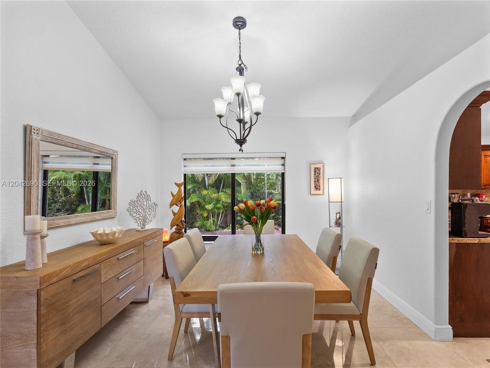 En Venta: $870,000 (4 camas, 3 baños, 2696 Pies cuadrados)