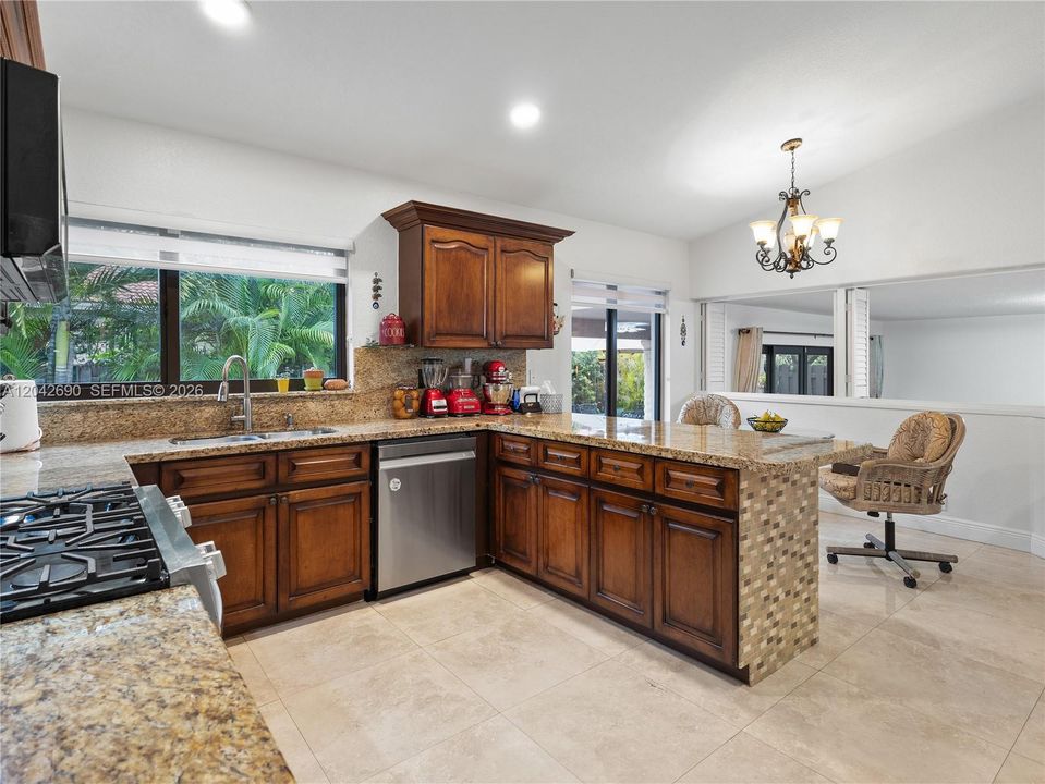 En Venta: $870,000 (4 camas, 3 baños, 2696 Pies cuadrados)