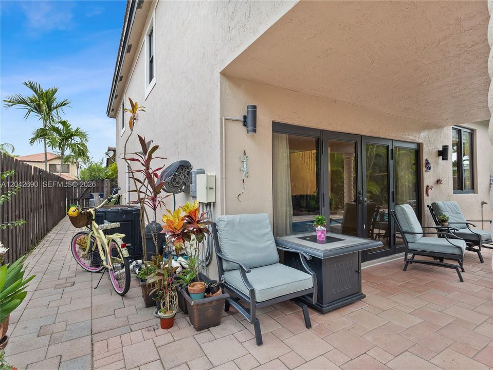 En Venta: $870,000 (4 camas, 3 baños, 2696 Pies cuadrados)