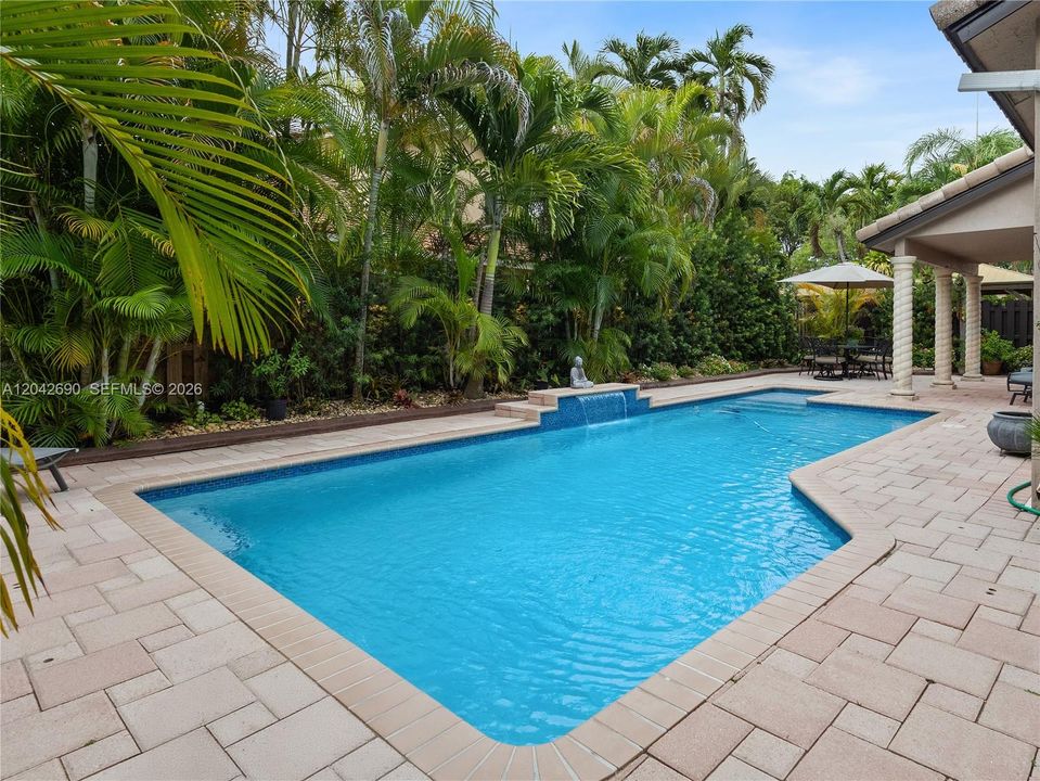 En Venta: $870,000 (4 camas, 3 baños, 2696 Pies cuadrados)