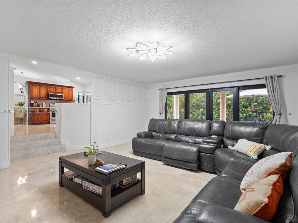 En Venta: $870,000 (4 camas, 3 baños, 2696 Pies cuadrados)
