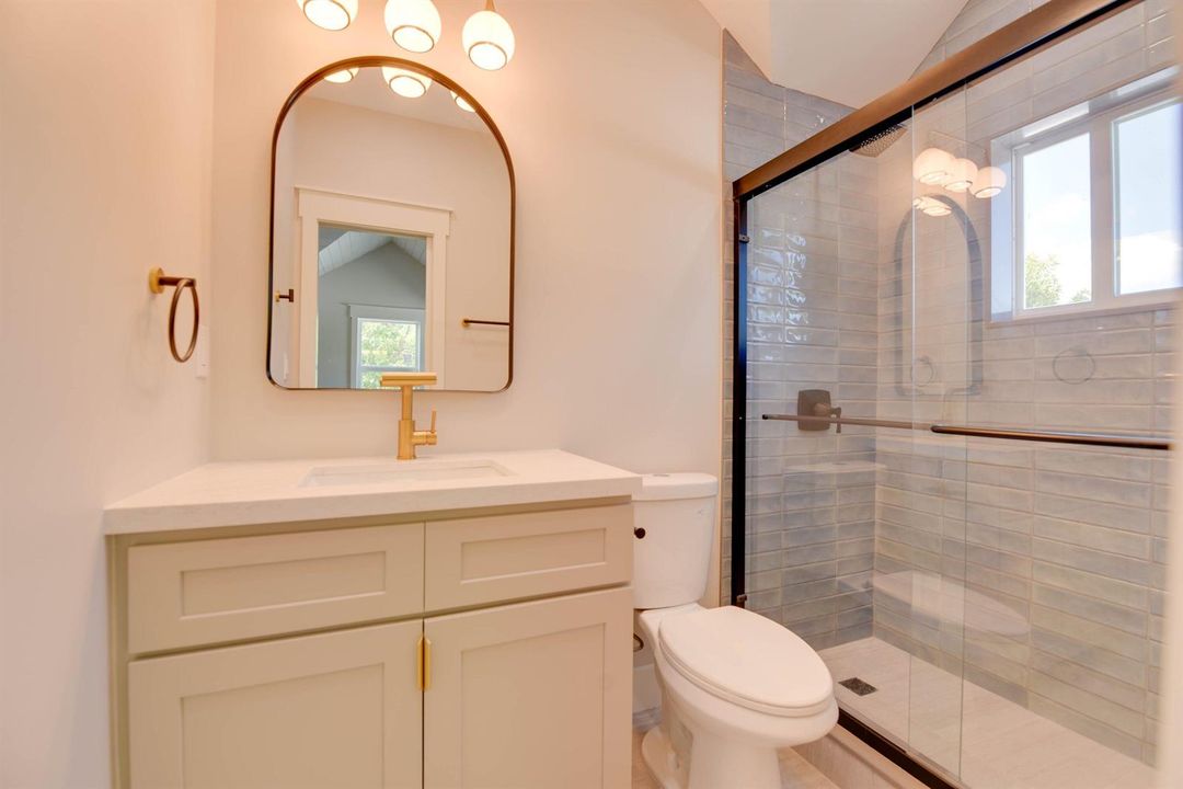 Full Bathroom in Bedroom 3