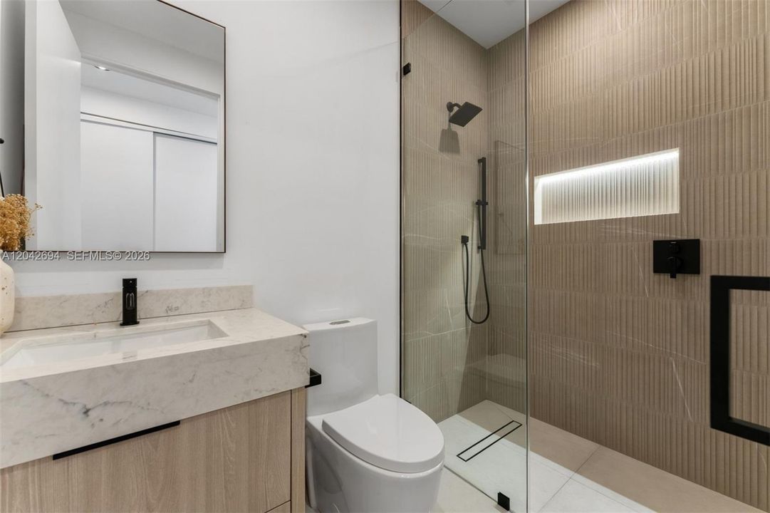En Venta: $2,250,000 (3 camas, 4 baños, 2270 Pies cuadrados)