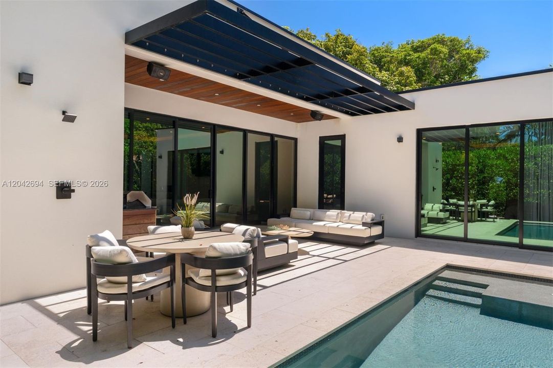 En Venta: $2,250,000 (3 camas, 4 baños, 2270 Pies cuadrados)