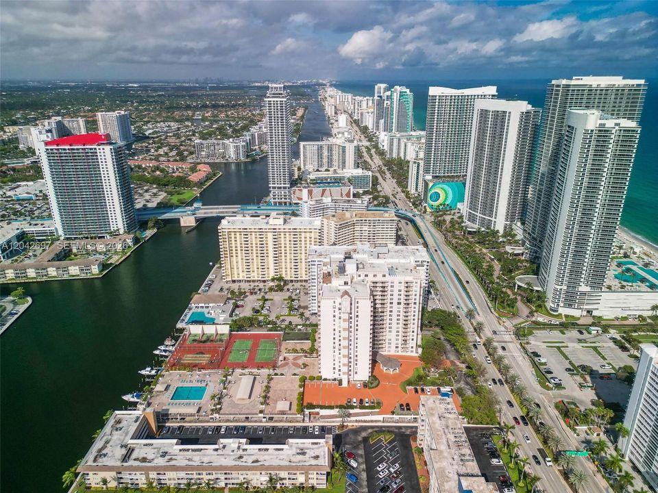 For Rent: $2,750 (2 beds, 2 baths, 1443 Square Feet)