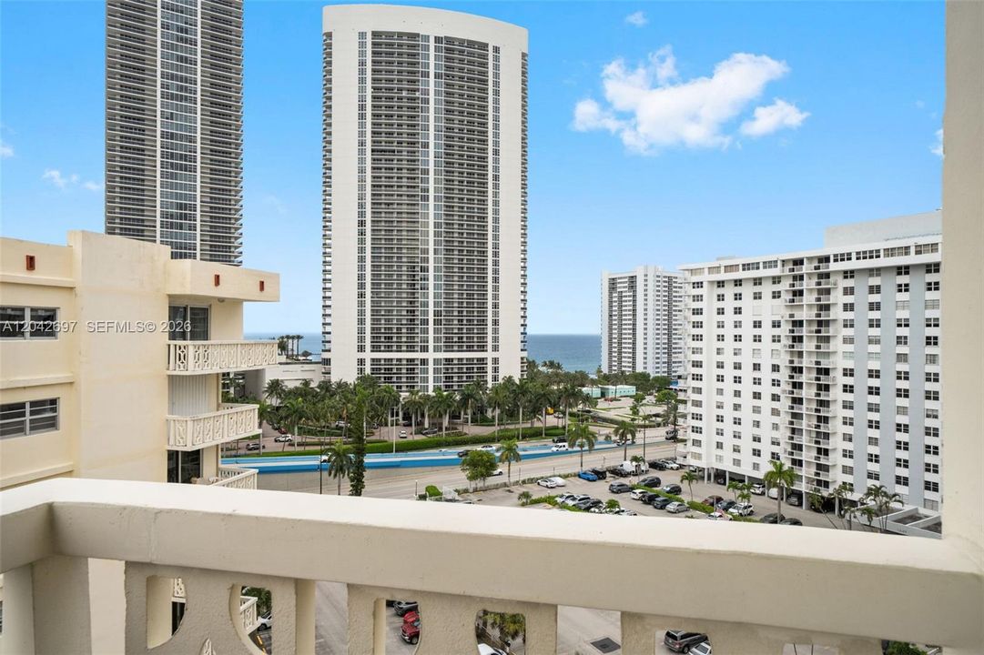 For Rent: $2,750 (2 beds, 2 baths, 1443 Square Feet)