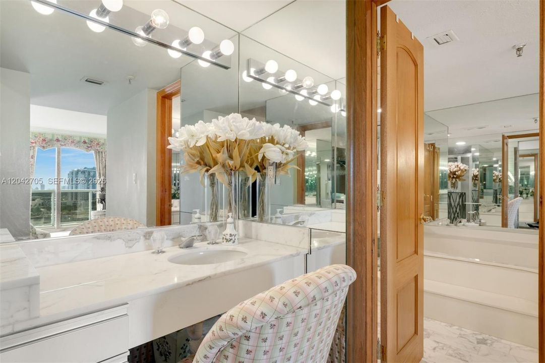 En Venta: $2,200,000 (3 camas, 3 baños, 2388 Pies cuadrados)