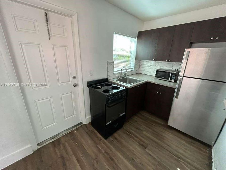 В аренду: $1,850 (2 спален, 1 ванн, 800 Квадратных фут)