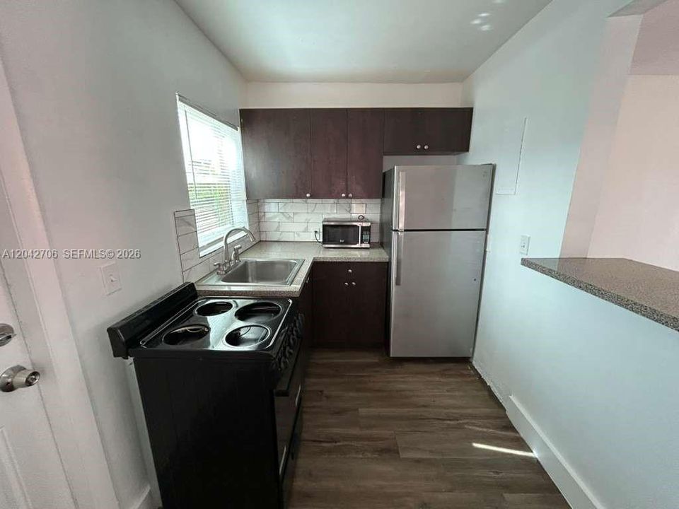 В аренду: $1,850 (2 спален, 1 ванн, 800 Квадратных фут)