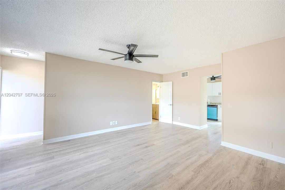 For Sale: $222,000 (2 beds, 1 baths, 1102 Square Feet)