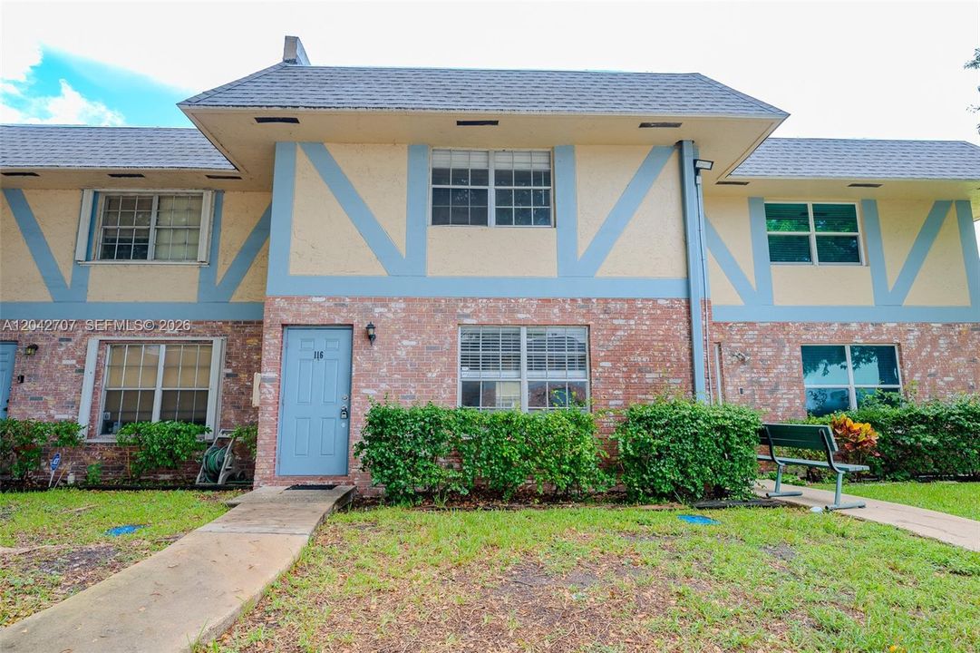 For Sale: $222,000 (2 beds, 1 baths, 1102 Square Feet)