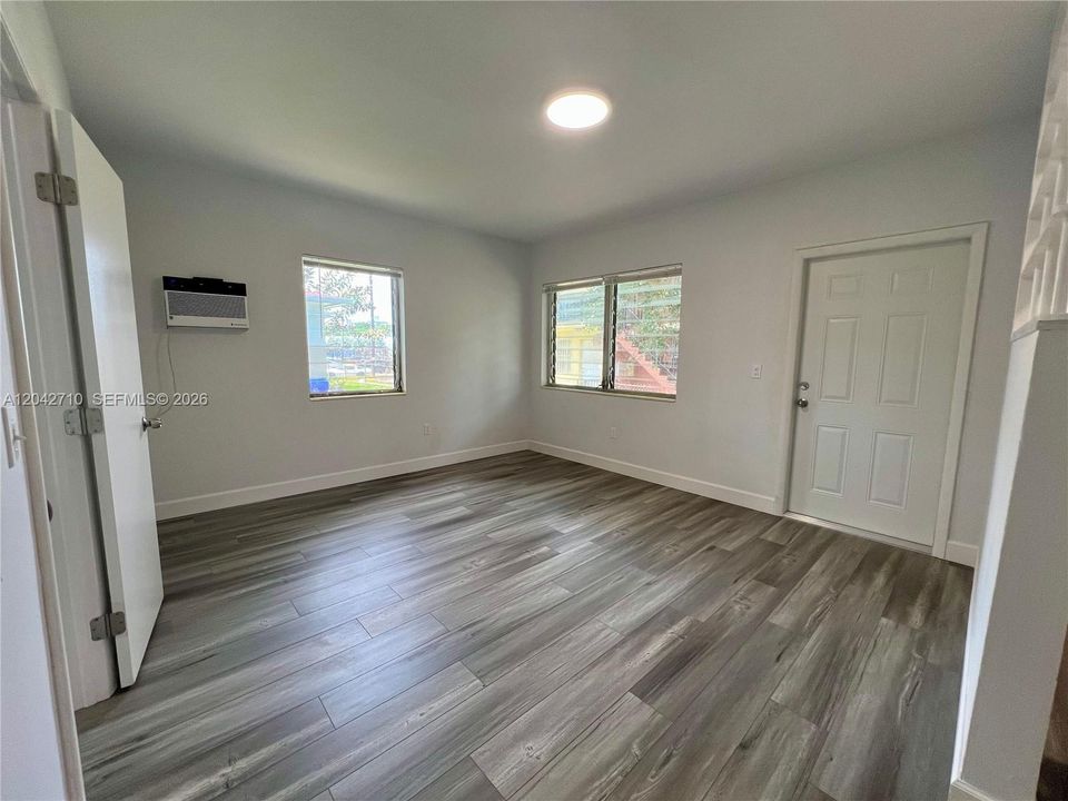 For Rent: $1,700 (1 beds, 1 baths, 585 Square Feet)