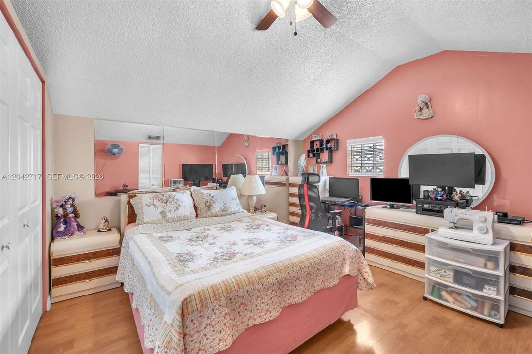 En Venta: $459,900 (3 camas, 2 baños, 1270 Pies cuadrados)