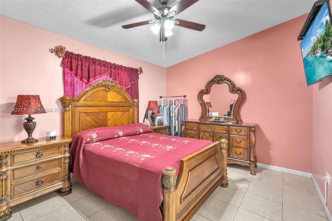 En Venta: $459,900 (3 camas, 2 baños, 1270 Pies cuadrados)