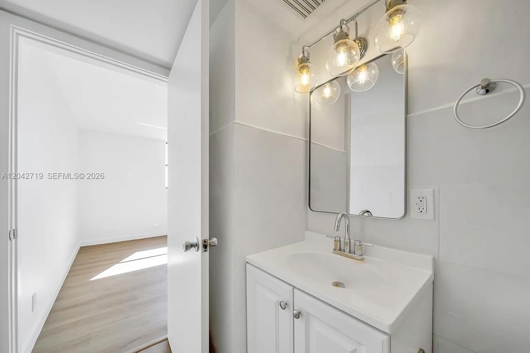 В аренду: $2,600 (3 спален, 2 ванн, 1011 Квадратных фут)